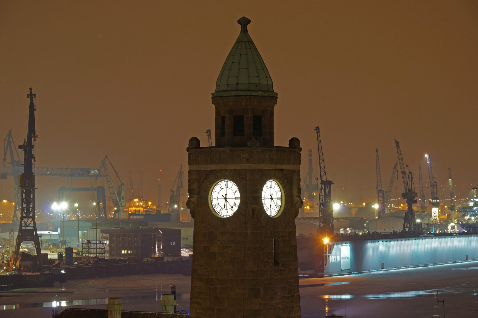 Hafen und Landungsbrücken in Hamburg