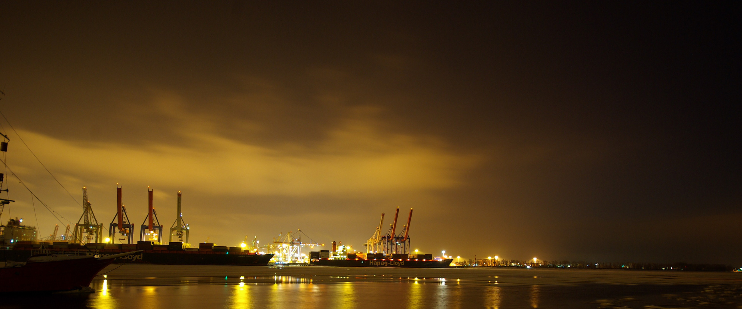 Hafen vom Elbstrand aus...