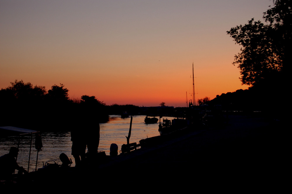 Hafen von Ammoudia in Abendstimmung