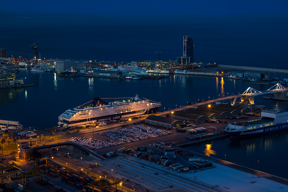 Hafen von Barcelona bei Nacht