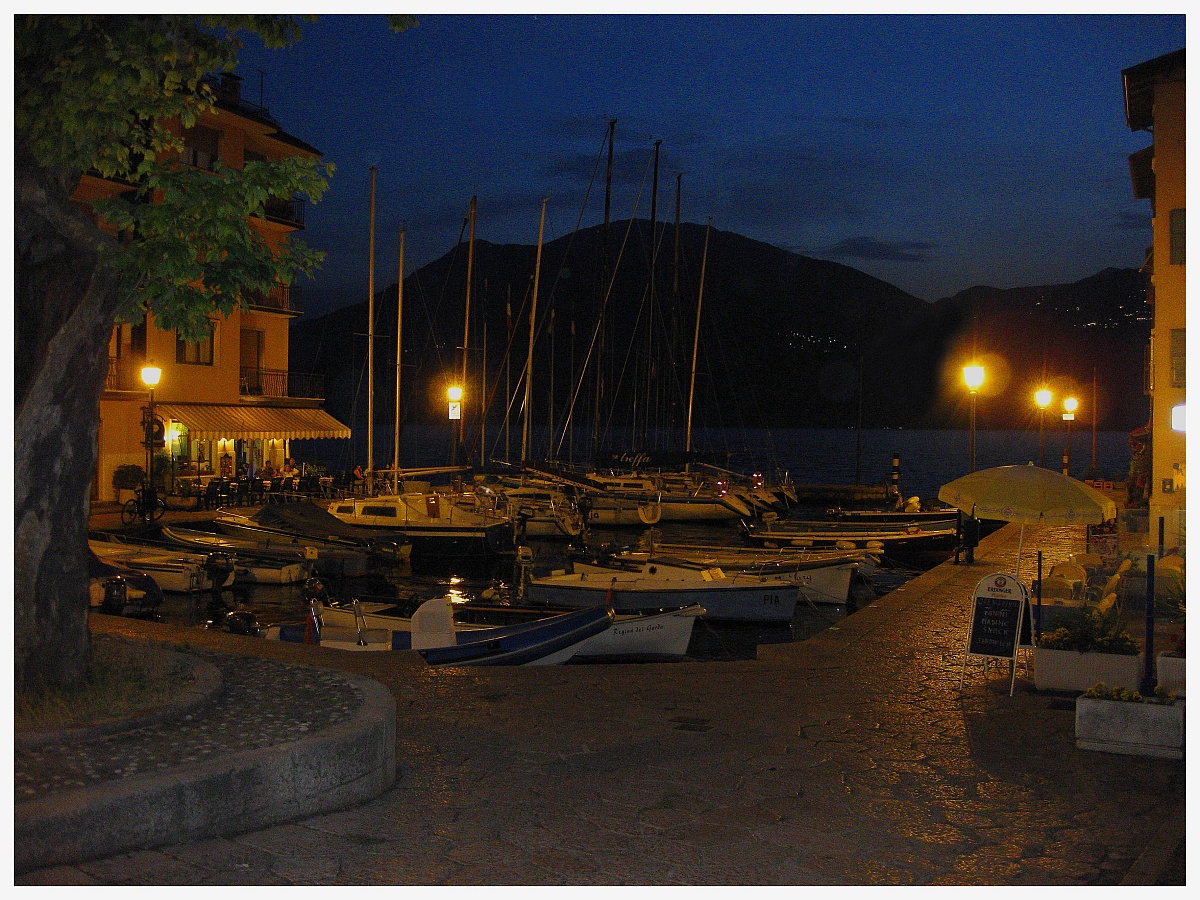 Hafen von Brenzone in der Nacht