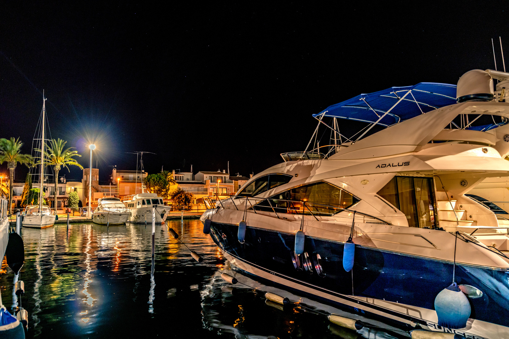 Hafen von Empuria Brava bei Nacht 