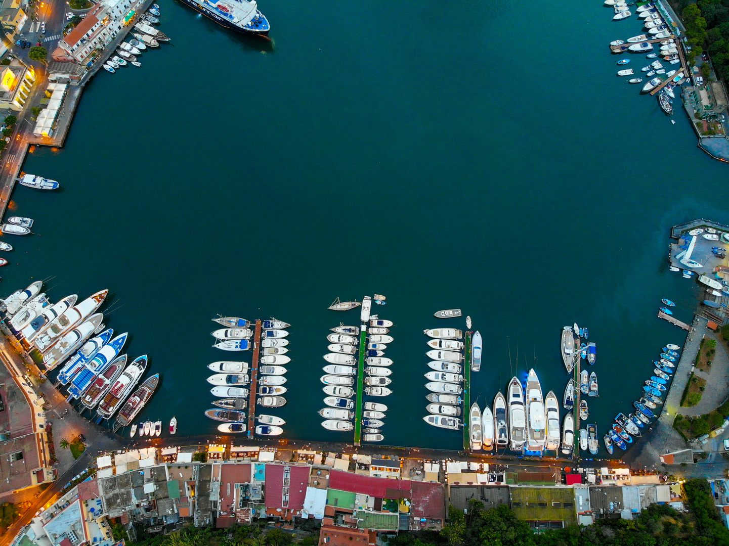 Hafen von Ischia