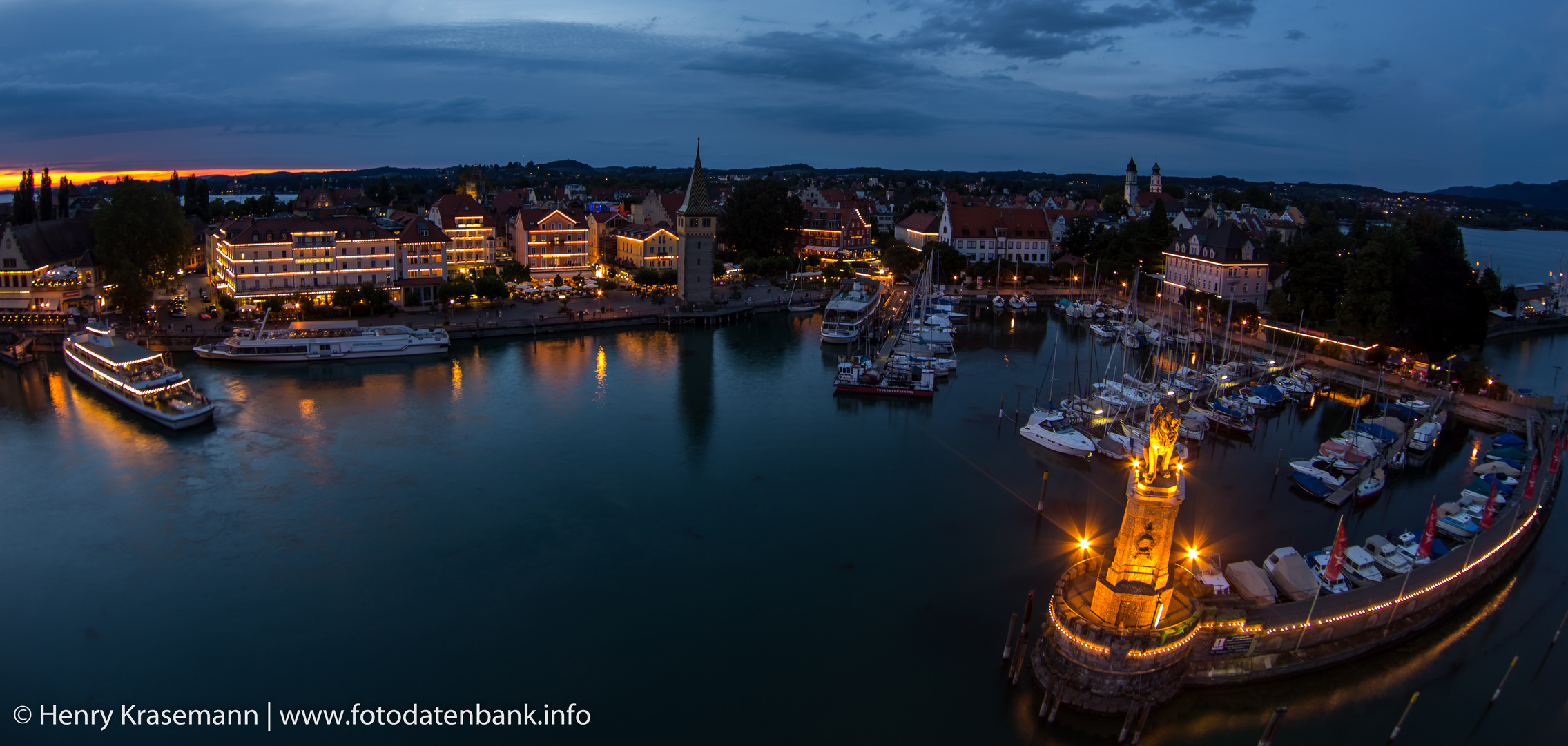 Hafen von Lindau am Bodensee bei Nacht