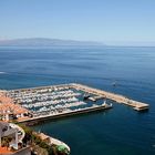 Hafen von Los Gigantes im Hintergrund La Gomera