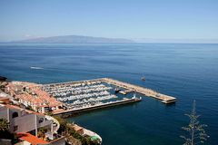 Hafen von Los Gigantes im Hintergrund La Gomera