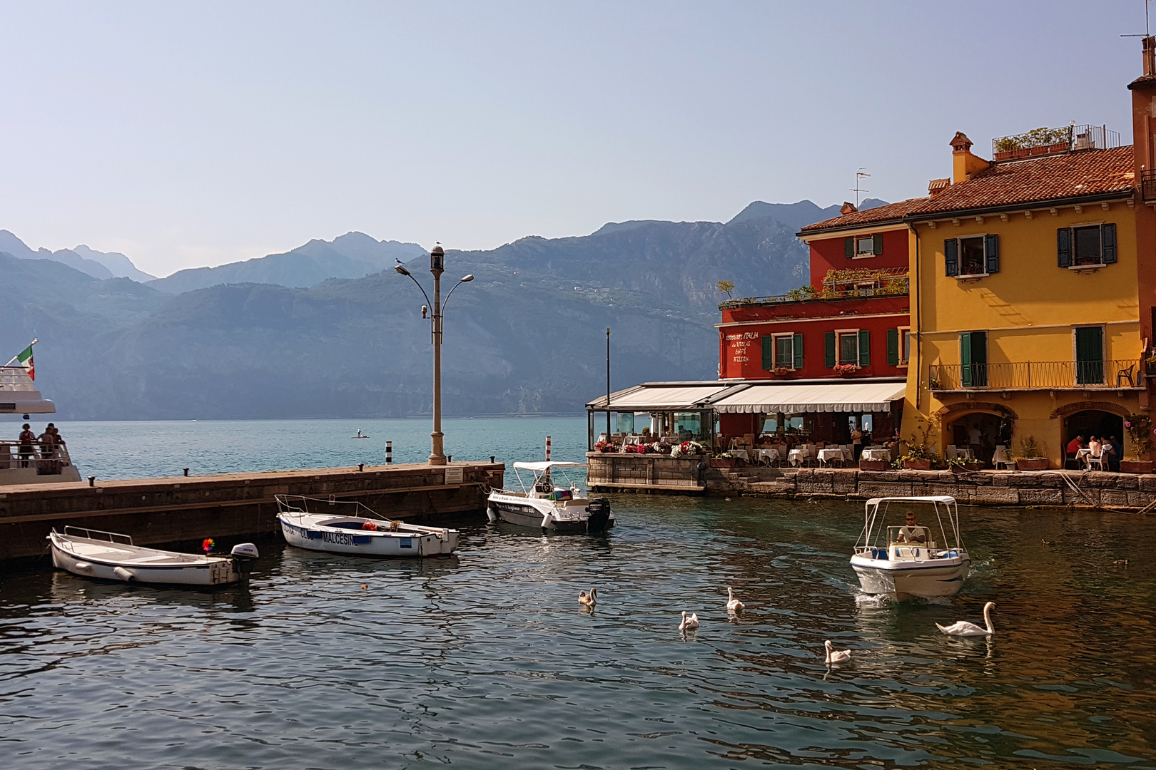 Hafen von Malcesine mit Blick auf den Gardasee