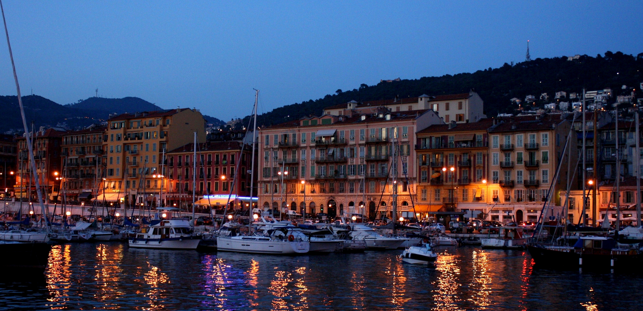 Hafen von Nizza bei Nacht