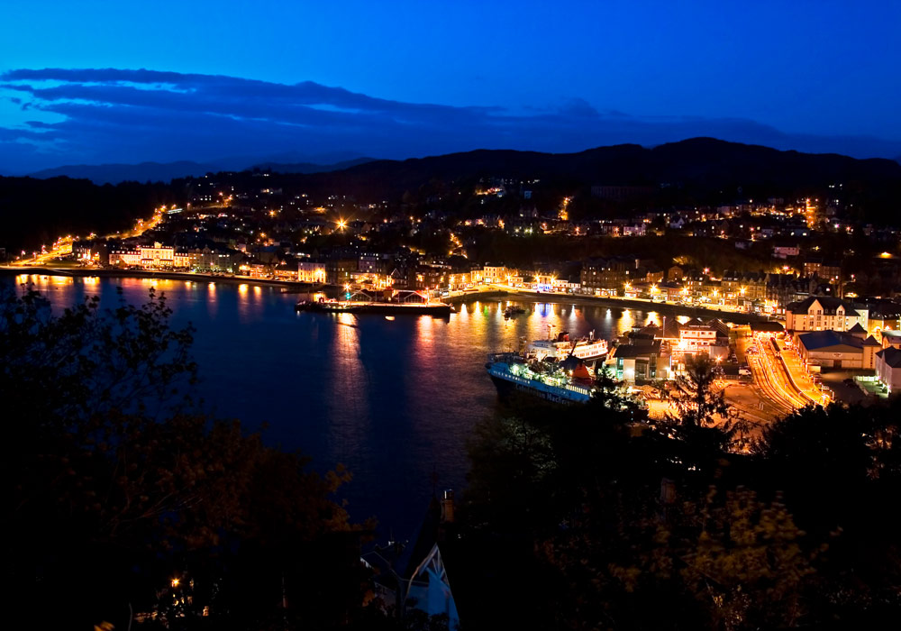 Hafen von Oban bei Nacht