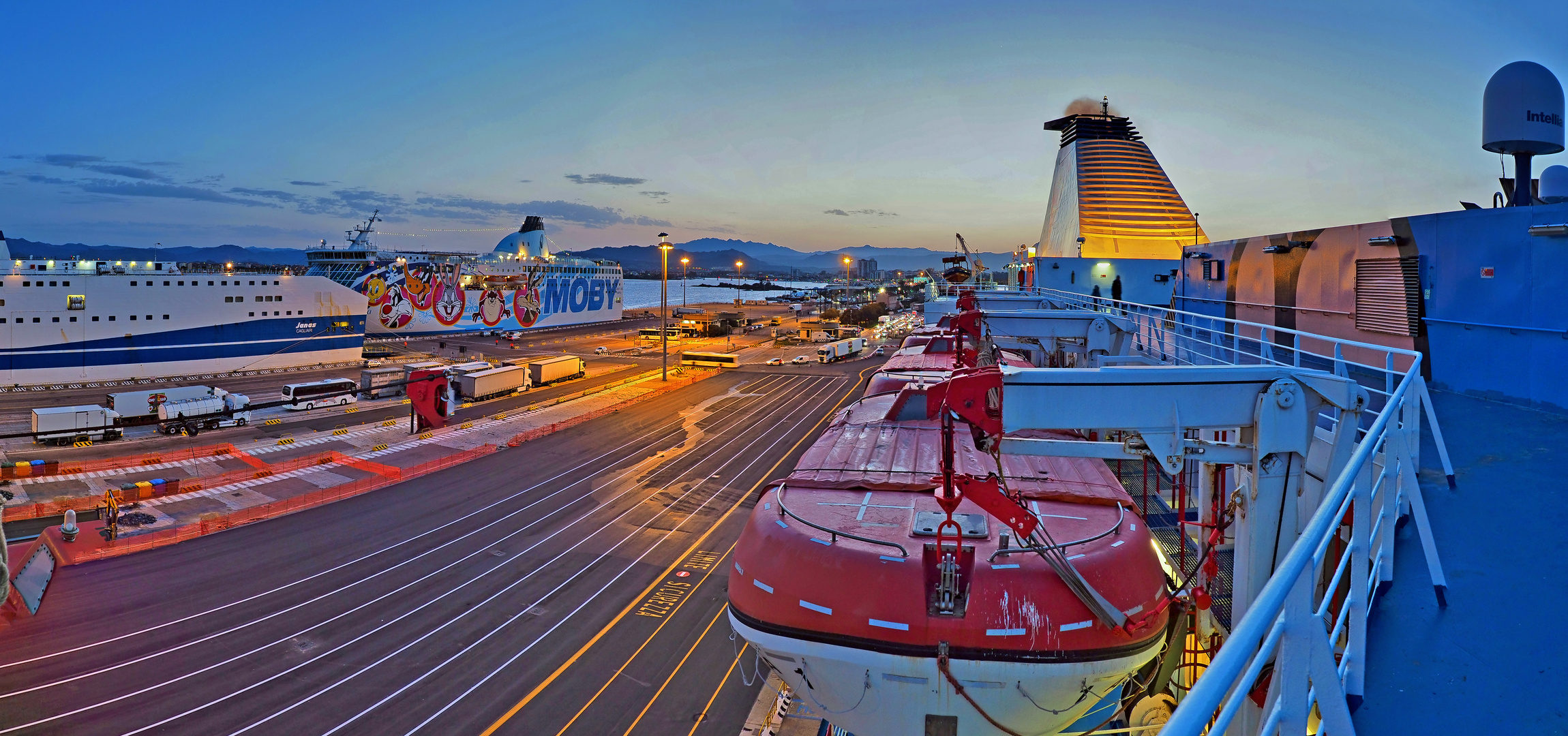 Hafen von Olbia - Nachtfähre nach Genua - Panorama