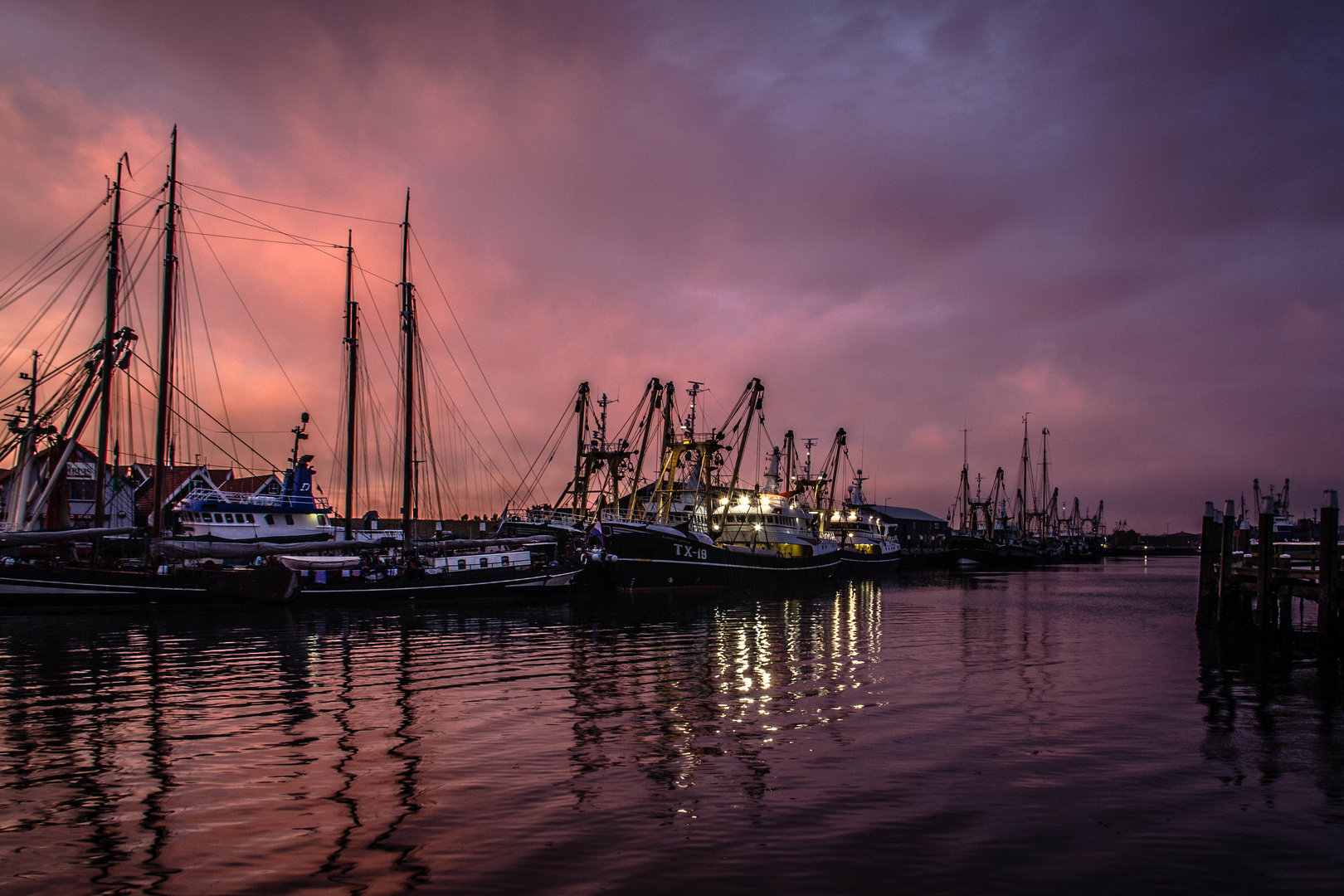 Hafen von Oudeschild bei Abenddämmmerung