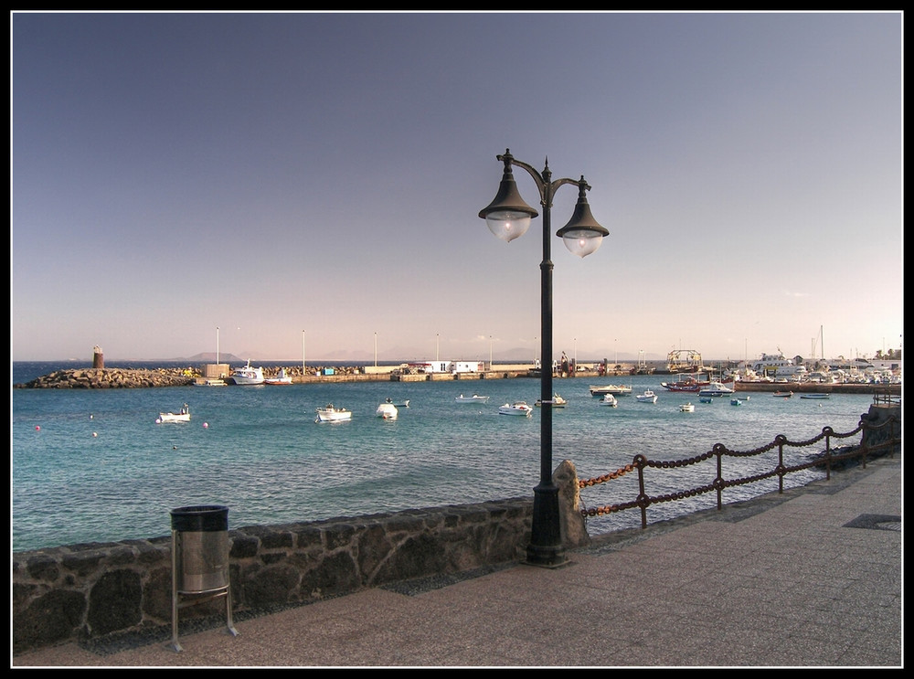 Hafen von Playa Blanca - Lanzarote "im Hintergrund-Fuerteventura".