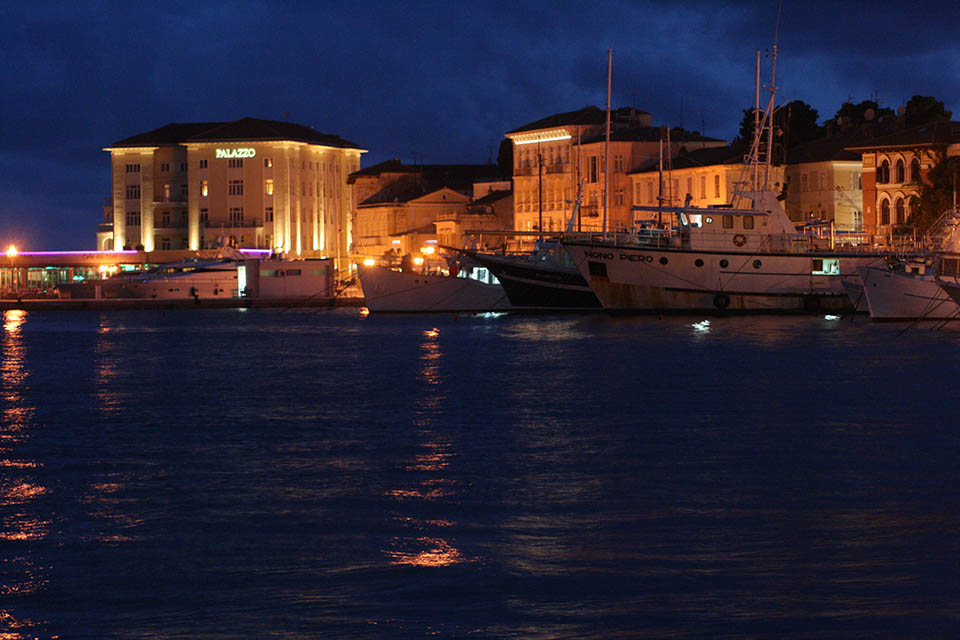 Hafen von Pula ( Kroatien )bei Nacht