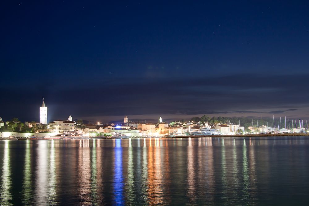 Hafen von Rab bei Nacht by Norbert Nachreiner 