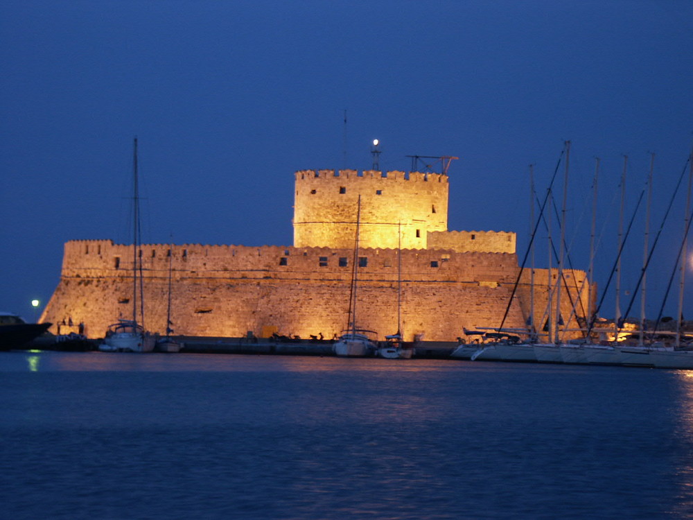 Hafen von Rhodos bei Nacht