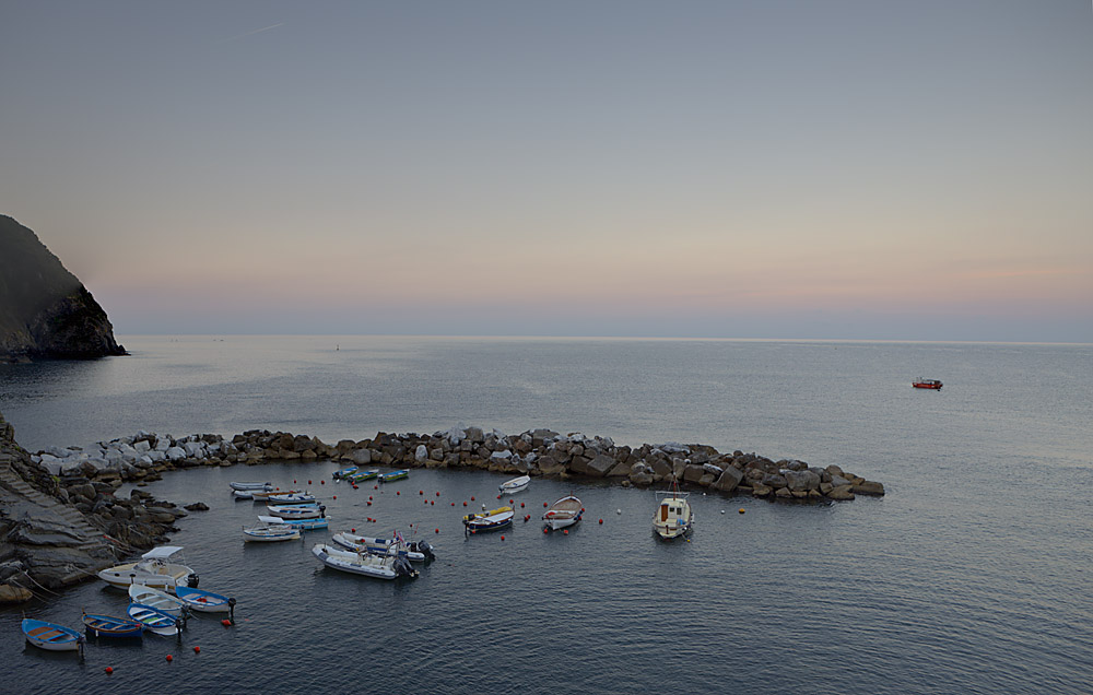 Hafen von Riomaggiore am Morgen