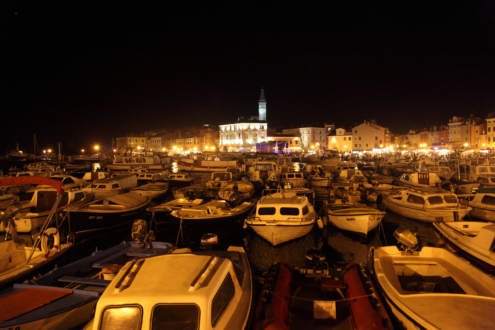 Hafen von Rovinj bei Nacht