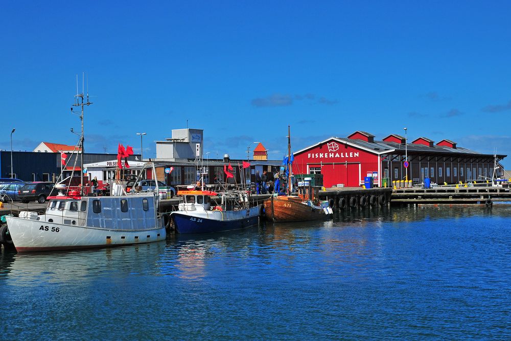 Hafen von Thyborøn (DK) mit Fiskehallen ("Røde Barakker") und Pølsebude