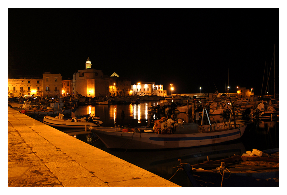 Hafen von Trani bei Nacht