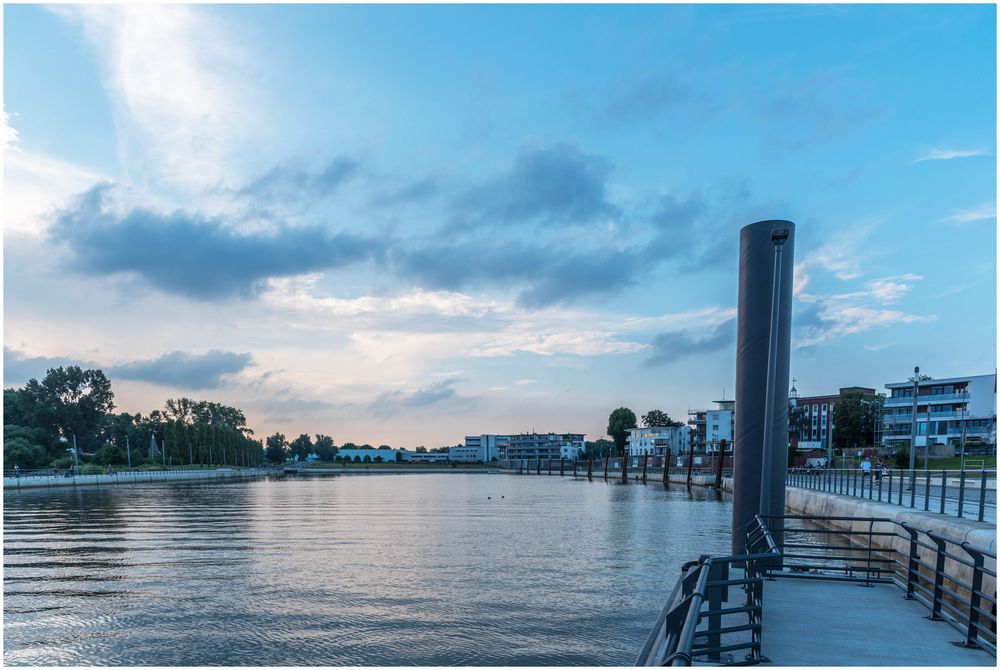 Hafen Wedel zur blauen Stunde