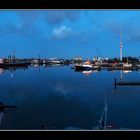 Hafen zu blauer Stunde