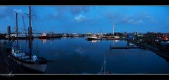 Hafen zu blauer Stunde