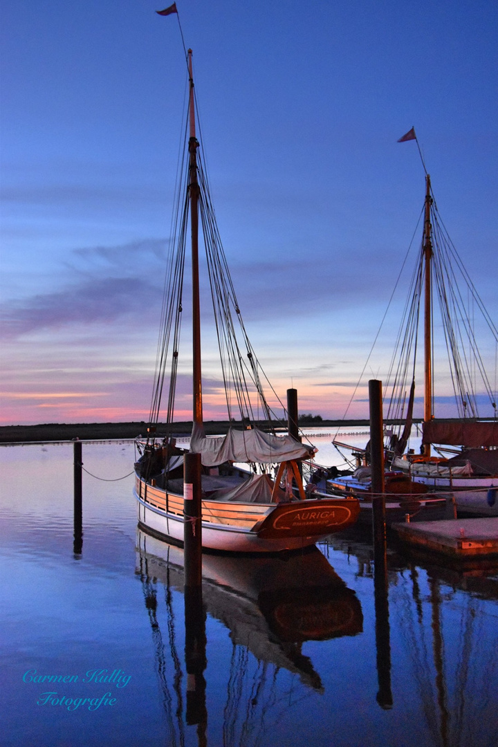 Hafen zur blauen Stunde