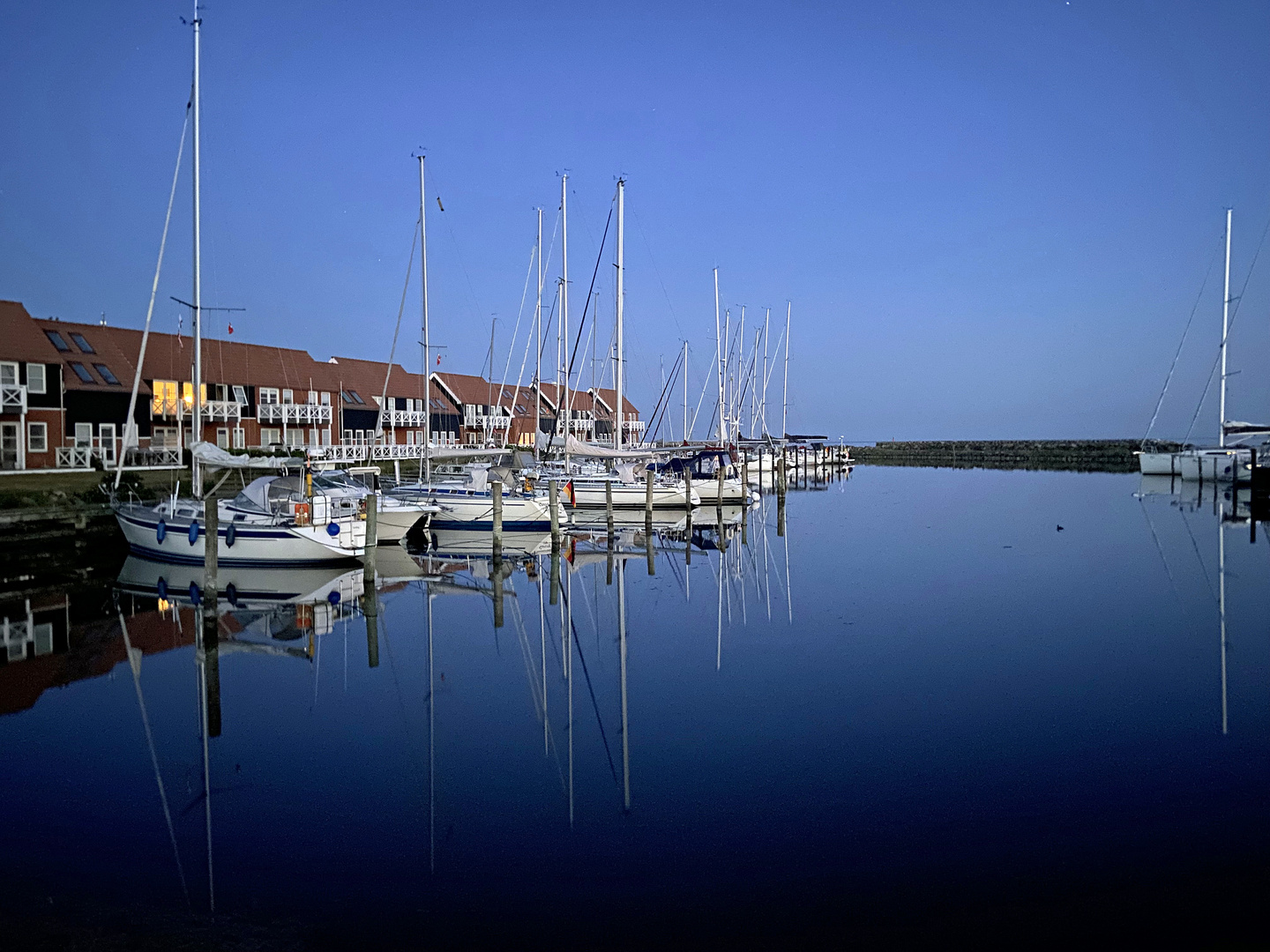 Hafen zur Blauen Stunde