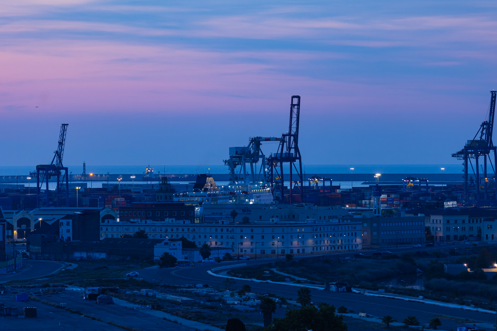 Hafen zur blauen Stunde am Morgen