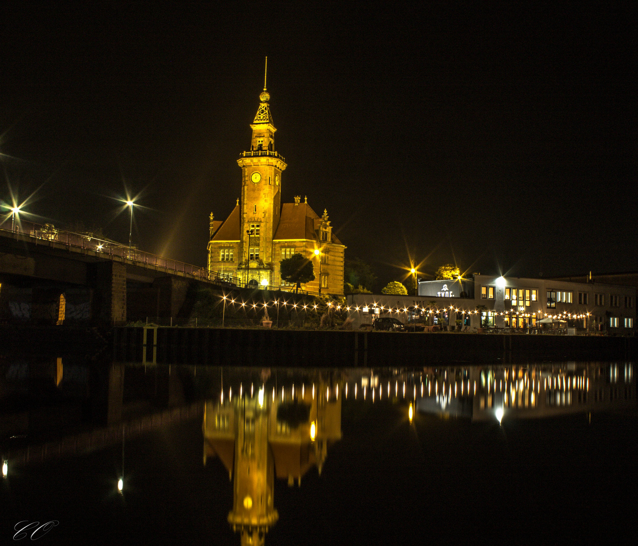 Hafenamt bei Nacht 