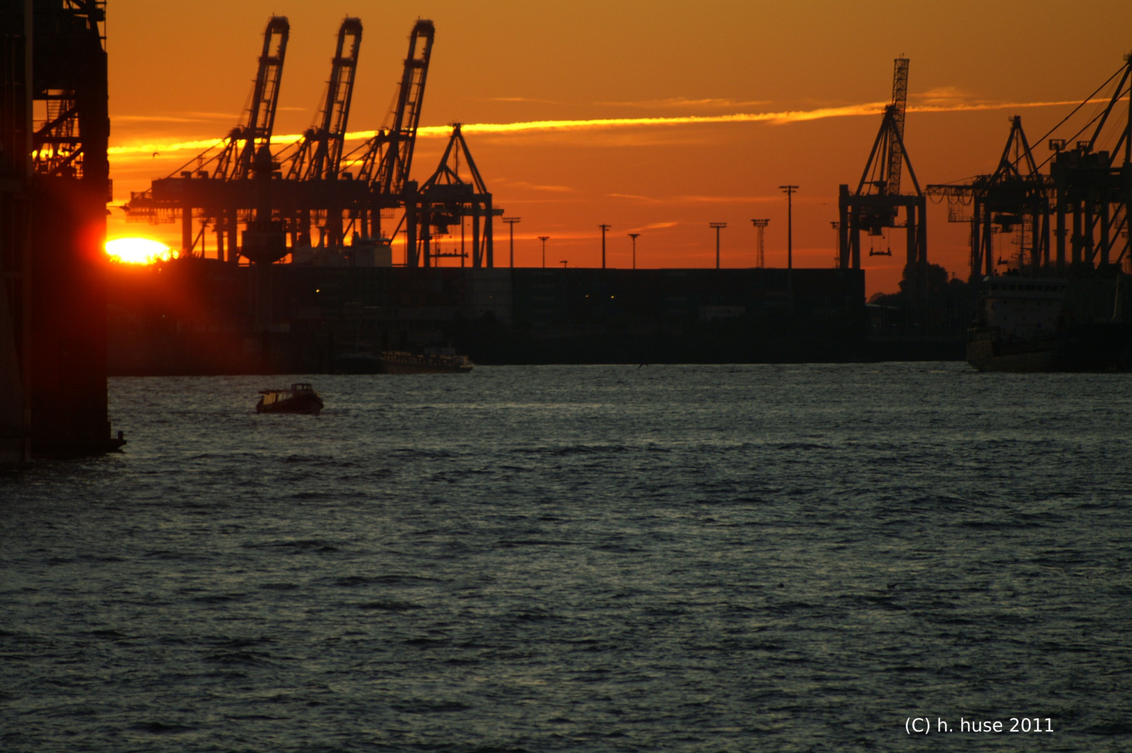 Hafenanlage Hamburg im untergehenden Sonnenlicht