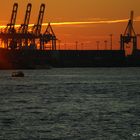 Hafenanlage Hamburg im untergehenden Sonnenlicht
