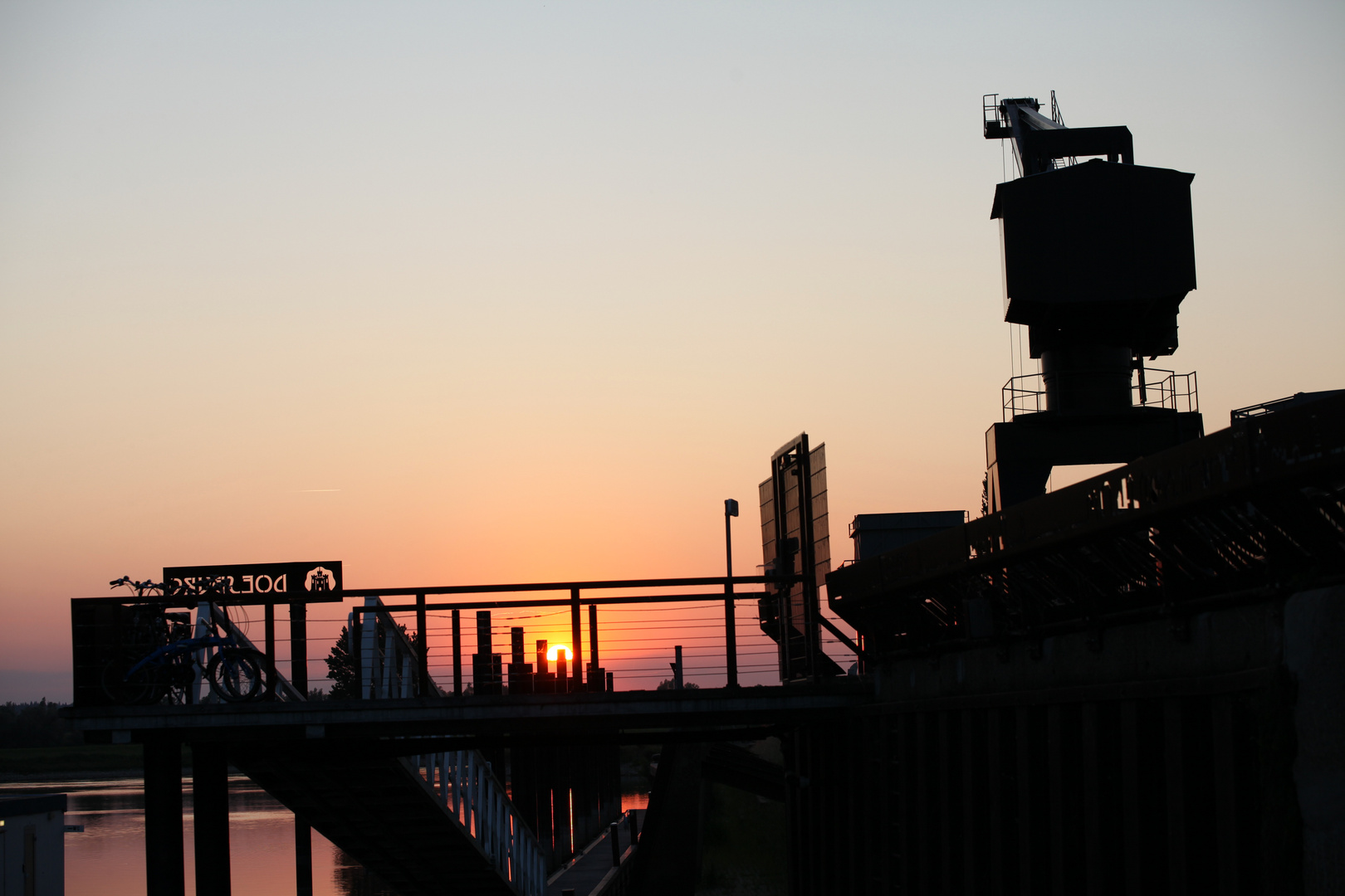 Hafenanlage im Sonnenuntergang