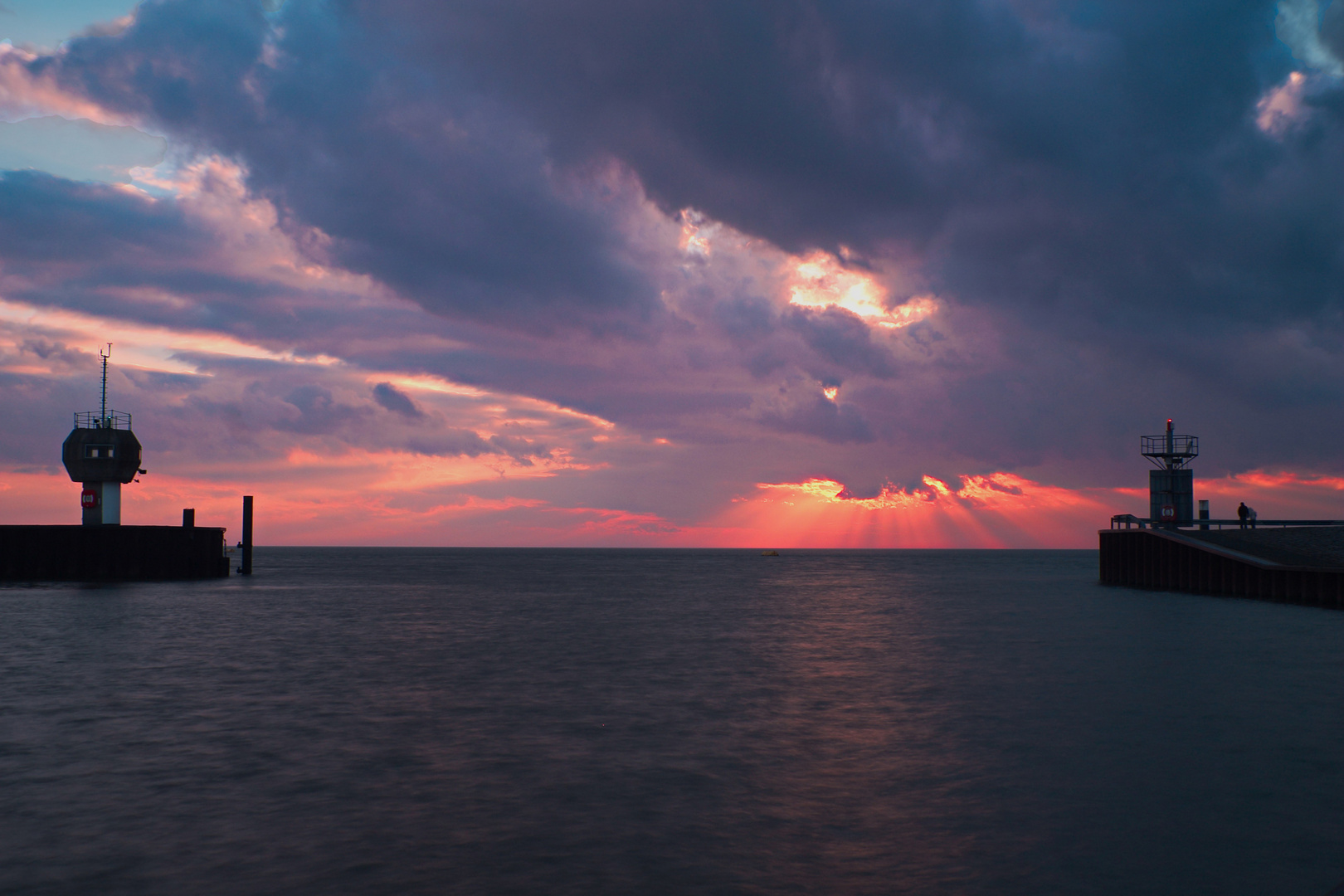 Hafenausfahrt am Abend