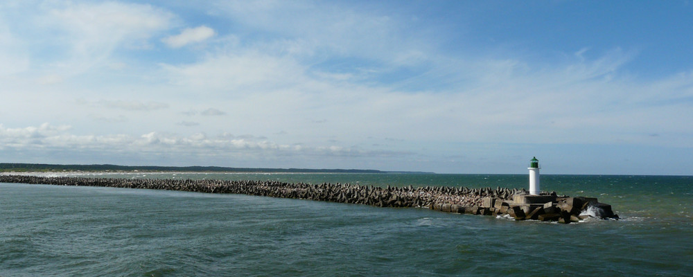 Hafen>Ausfahrt mit Sicht auf die Mohle und den Küstenstreifen