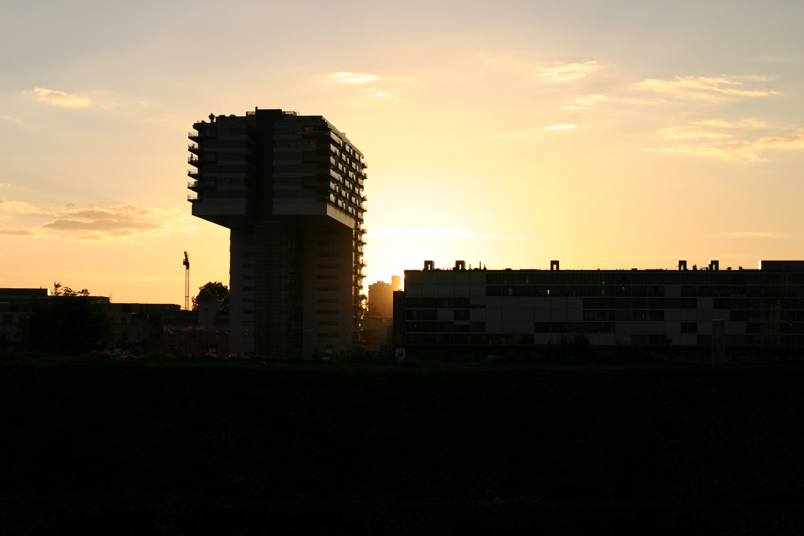 Hafenbauten bei Sonnenuntergang