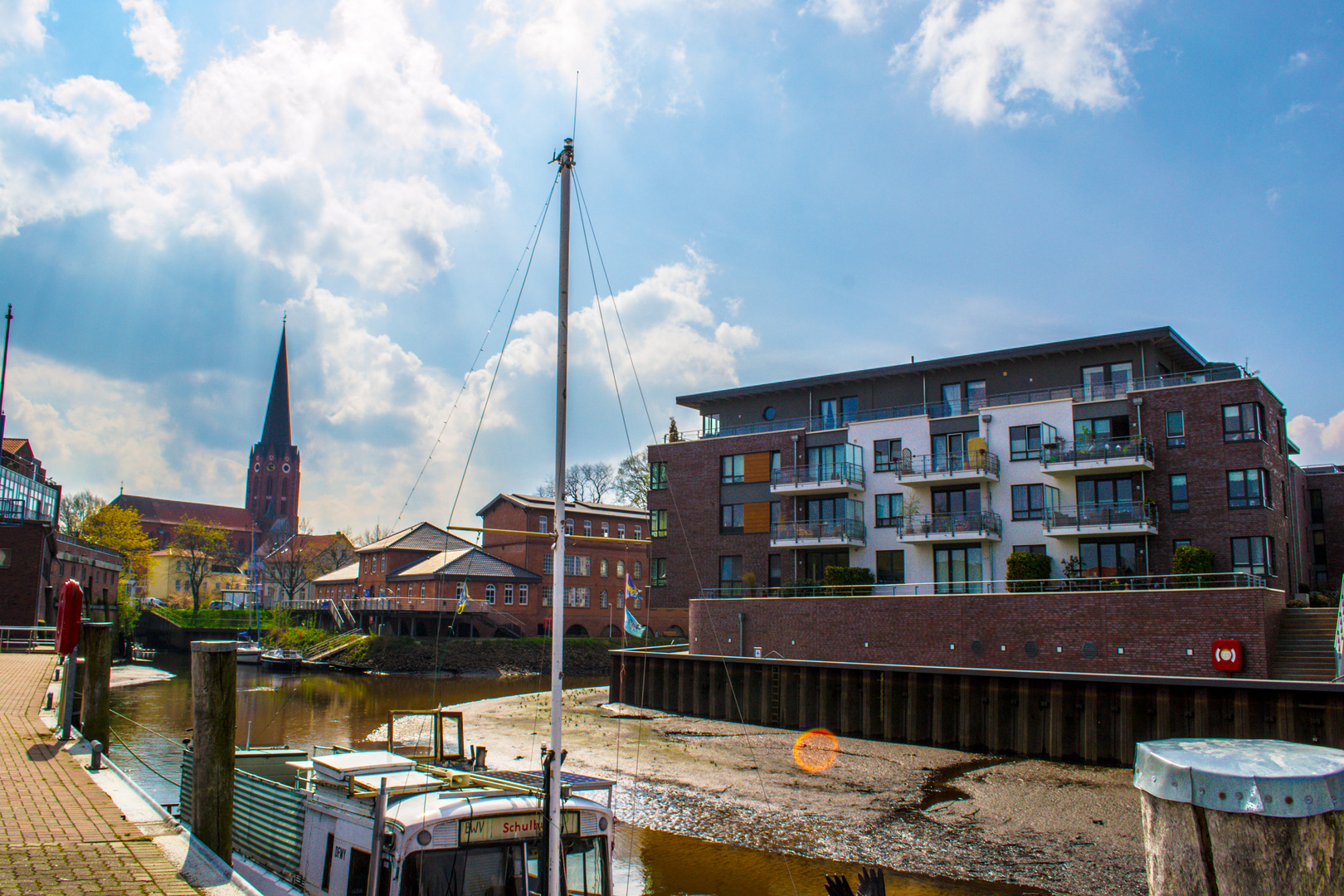 Hafenbecken bei Ebbe