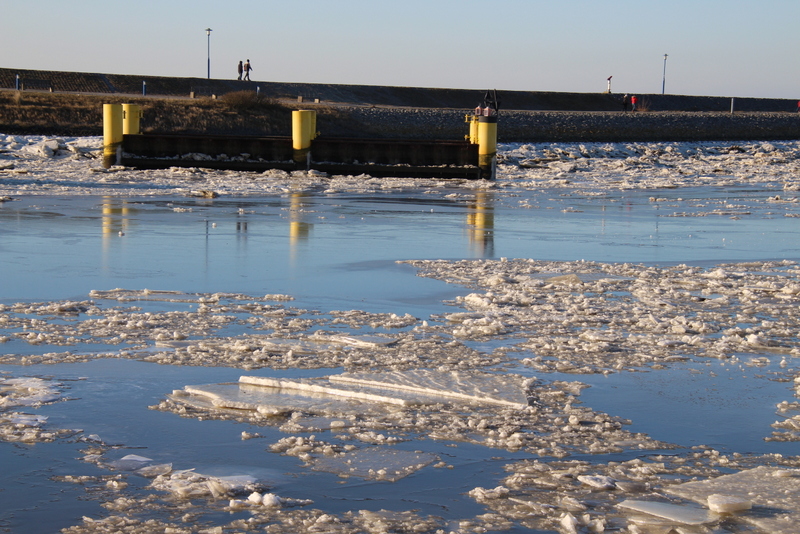 Hafenbecken mit Eis