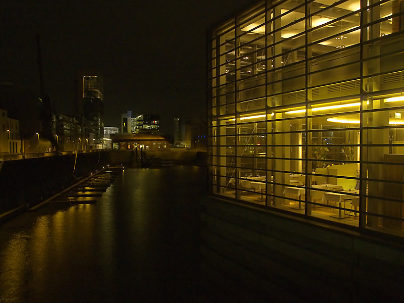 Hafenbecken und "Lido" im Düsseldorfer Medienhafen