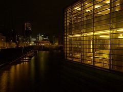 Hafenbecken und "Lido" im Düsseldorfer Medienhafen