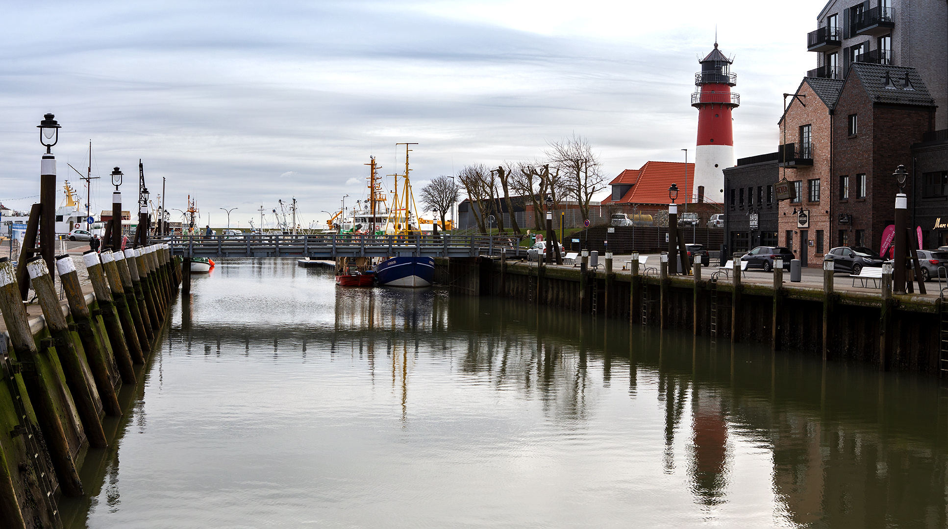 Hafenblick mit Leuchtturm