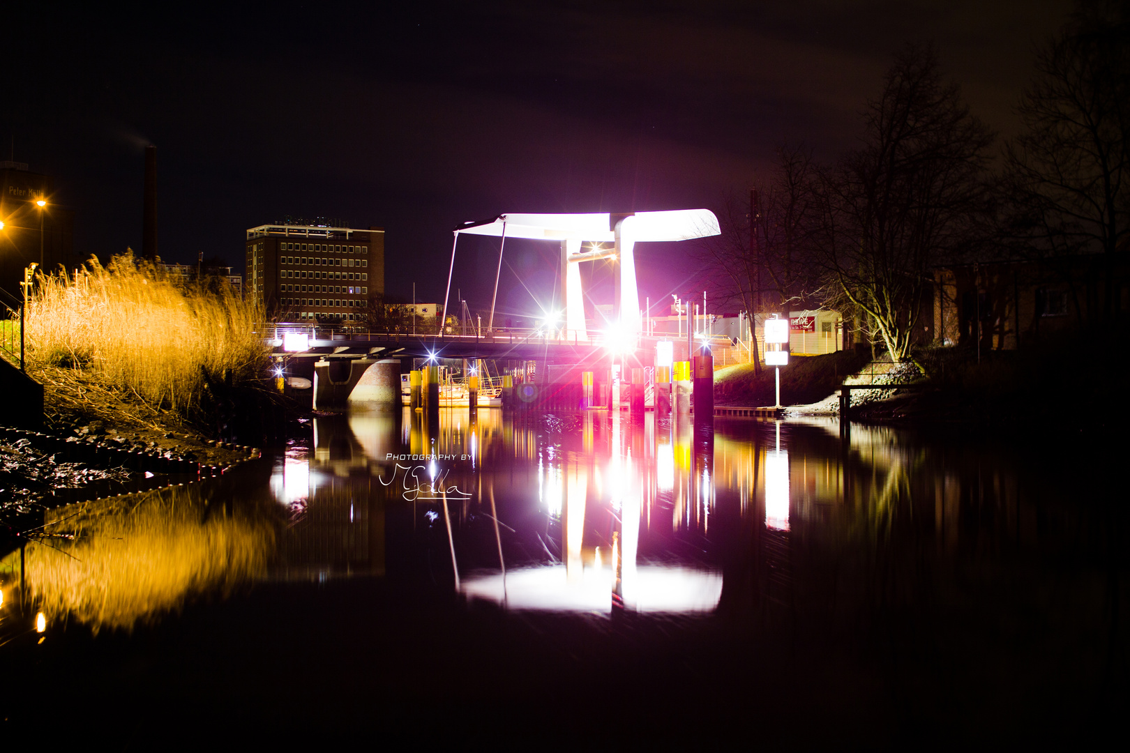 Hafenbrücke bei Nacht / Peter Kölln Werke im Hintergrund