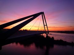 Hafenbrücke Düsseldorf im Sonnenuntergang