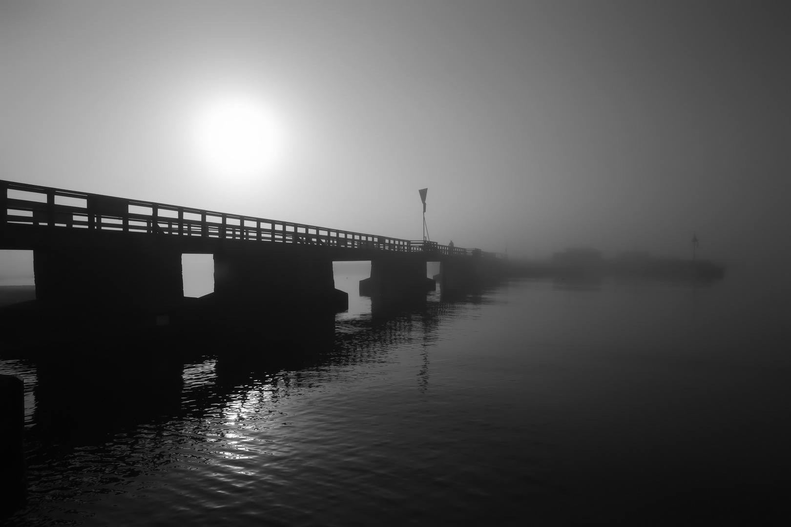 Hafenbrücke im Frühnebel