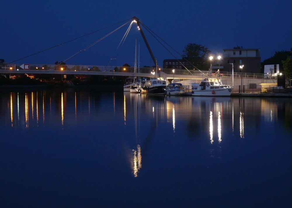 Hafenbrücke in Leer zur blauen Stunde