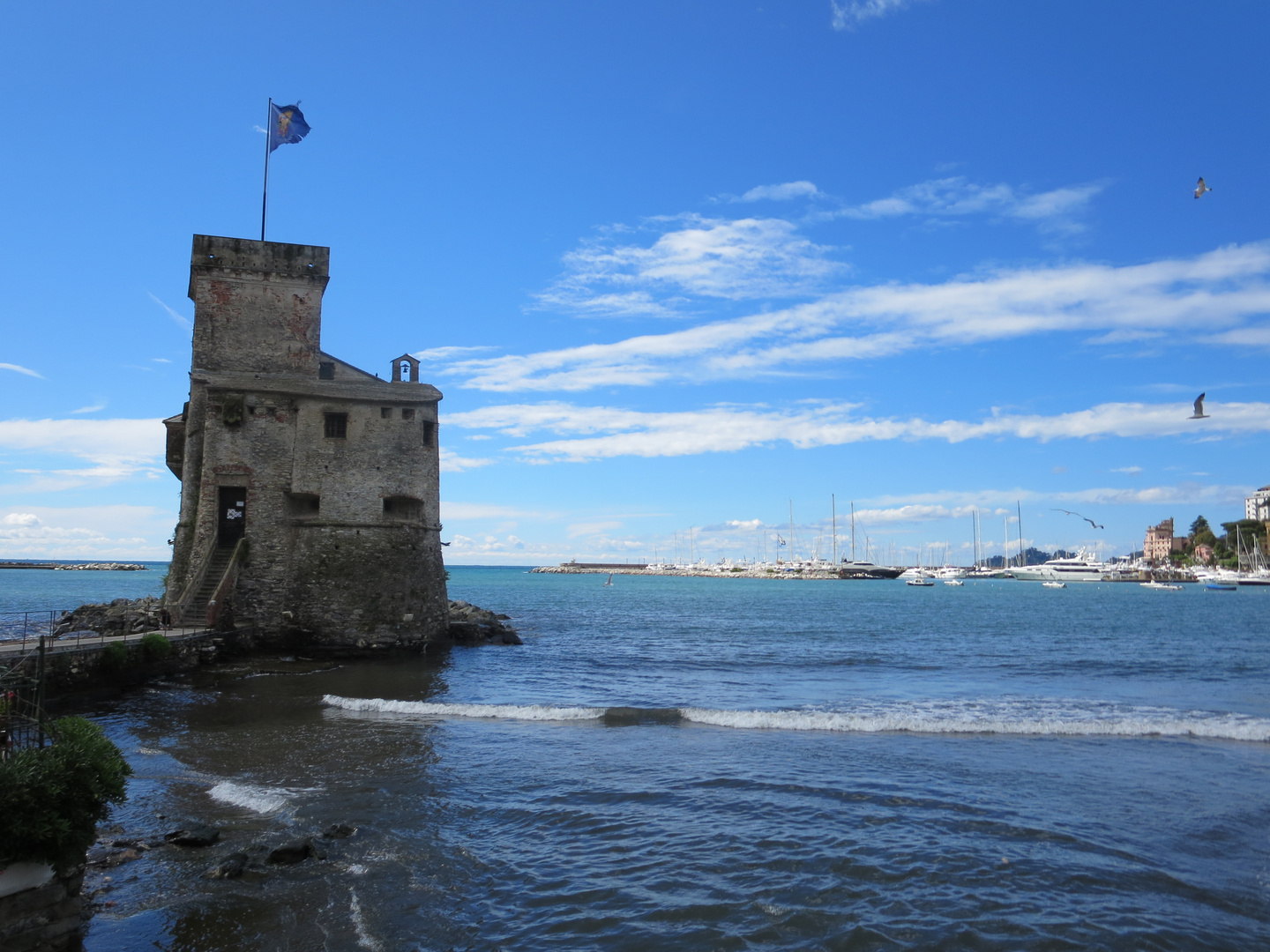 Hafenburg von Rapallo bei Tage.