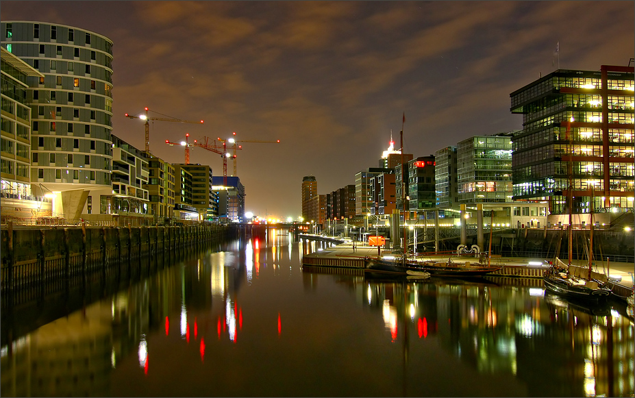 ** Hafencity bei Nacht **