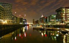 ** Hafencity bei Nacht **