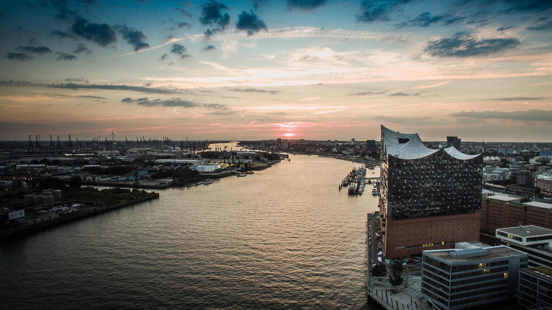 Hafencity & Elbphilharmonie bei Sonnenuntergang