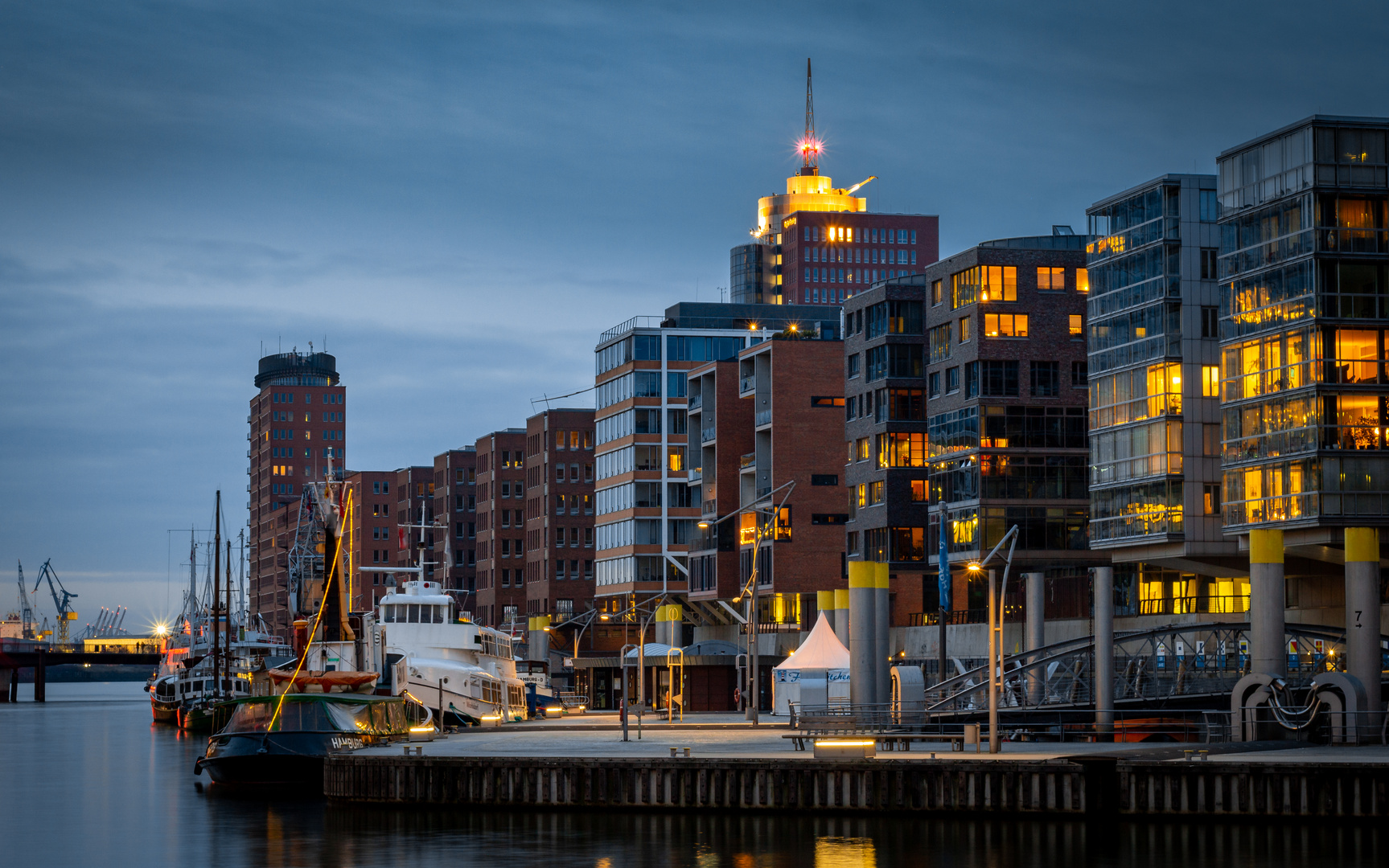 Hafencity Hamburg am Abend 